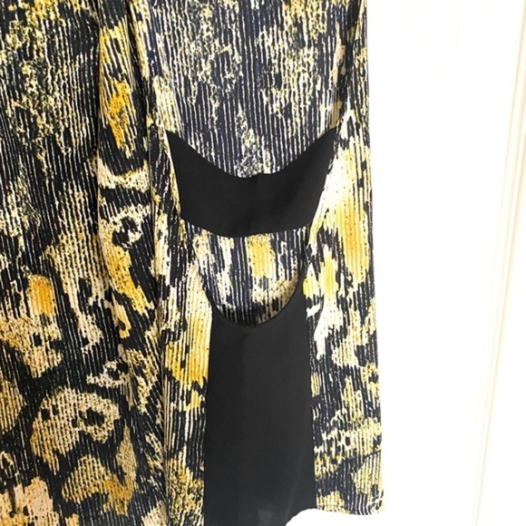 Astr the Label Sleeveless Mock Neck Blouse - Picture 5 of 6